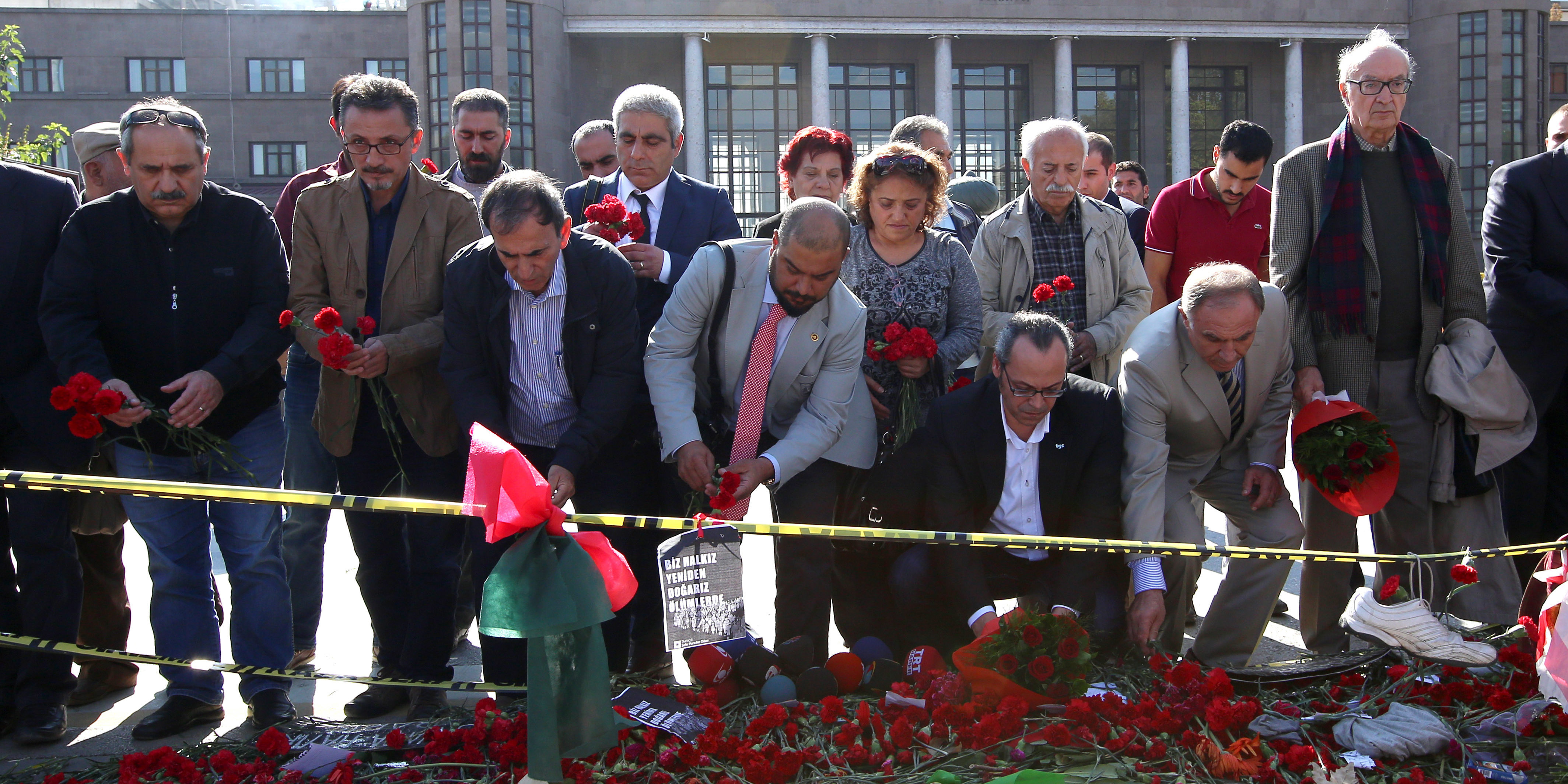 GAZETECILER KARANFIL BIRAKTI