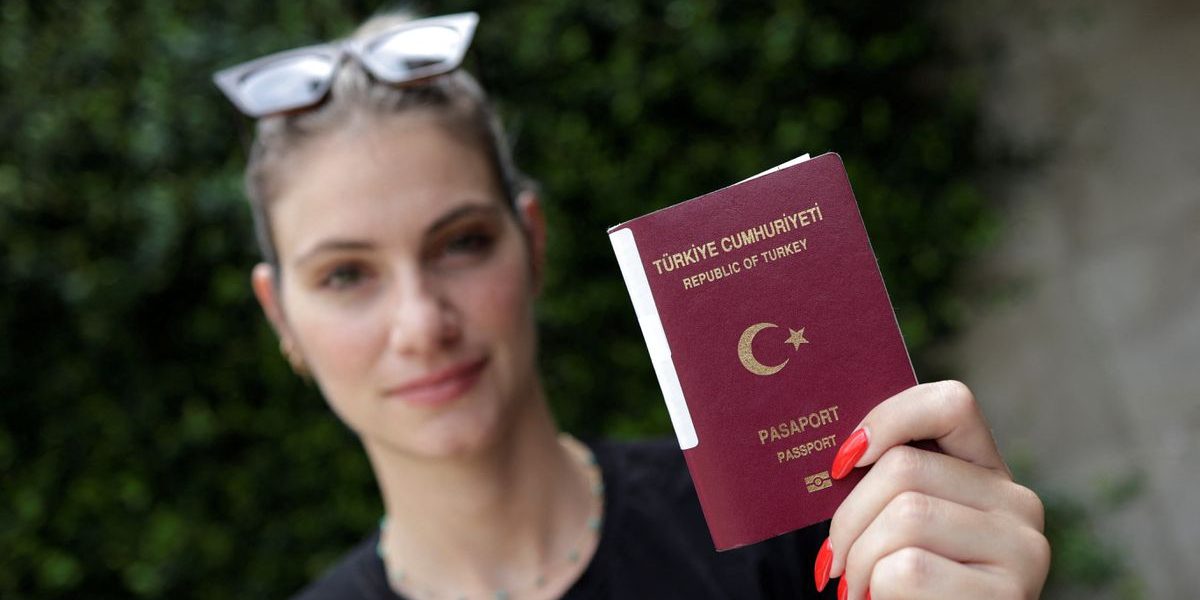 Spor spikeri Sinem Ökten, 24 Ağustos 2022’de İstanbul’da Reuters ile yaptığı röportajda pasaportunu elinde tutuyor. (Fotoğraf: Murad Sezer) Spor spikeri Sinem Ökten, 24 Ağustos 2022'de İstanbul'da Reuters ile yaptığı röportajda pasaportunu elinde tutuyor. (Fotoğraf: Murad Sezer)